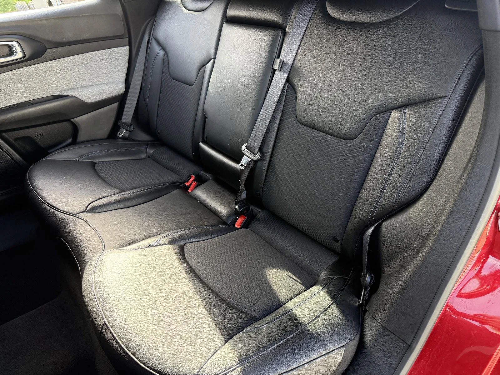 Used 2025 Red Hot Pearlcoat Jeep Latitude image 17