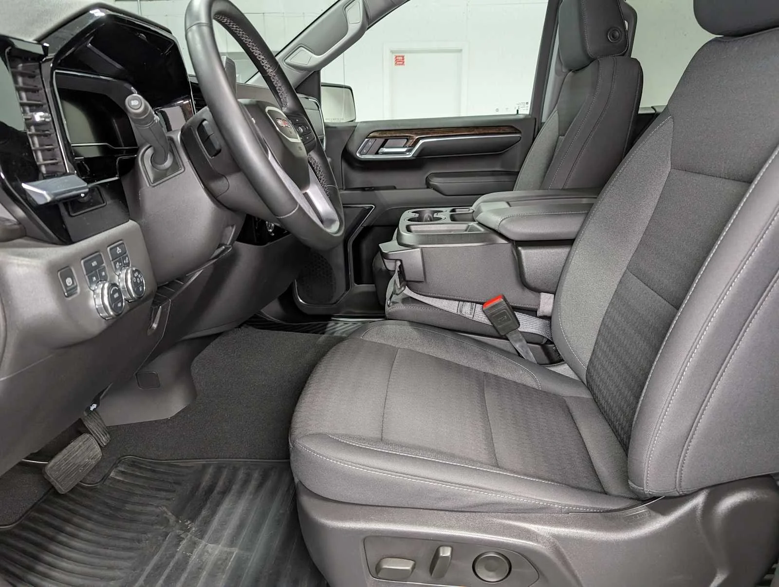 Used 2024 Onyx Black GMC Elevation image 4