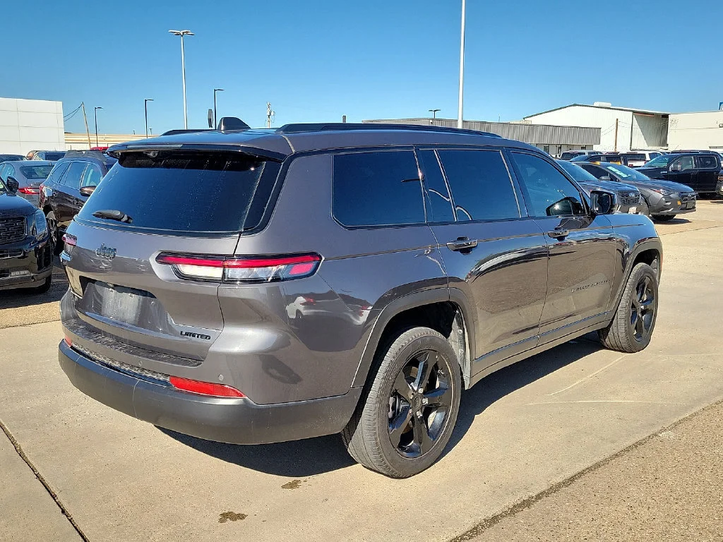 Used 2025  Jeep Limited image 12
