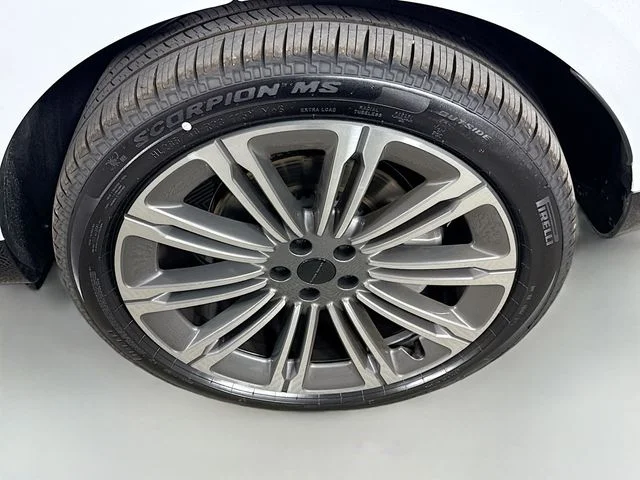 New 2026 Fuji White Land Rover SE image 33