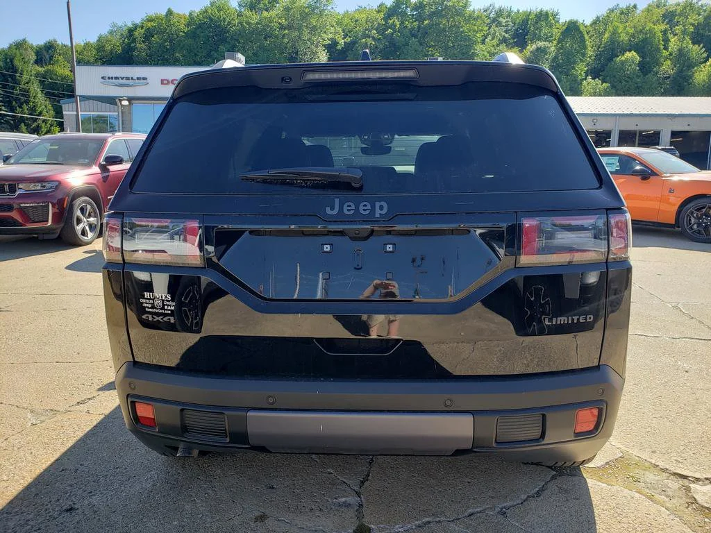 New 2026 Diamond Black Crystal Pearl-Coat Exterior Paint Jeep Limited image 4