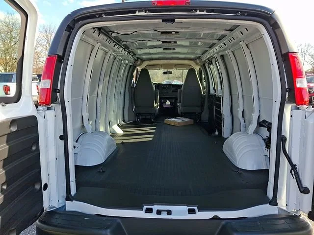 New 2026 Summit White GMC Work Van image 22
