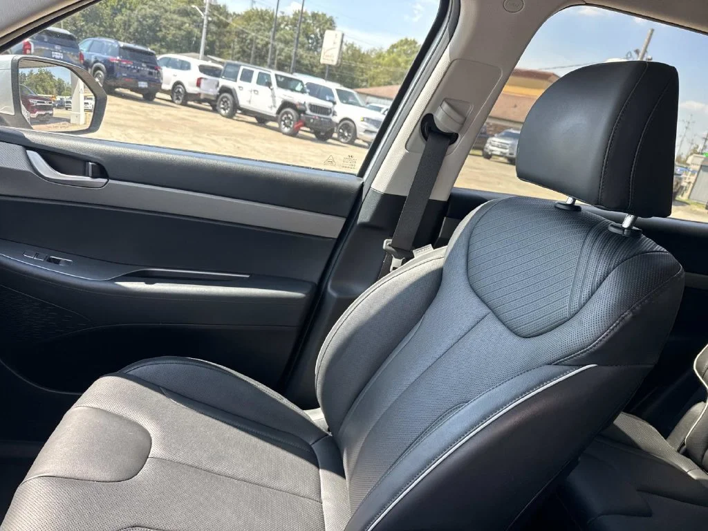 Used 2025 Silver Hyundai SEL image 28