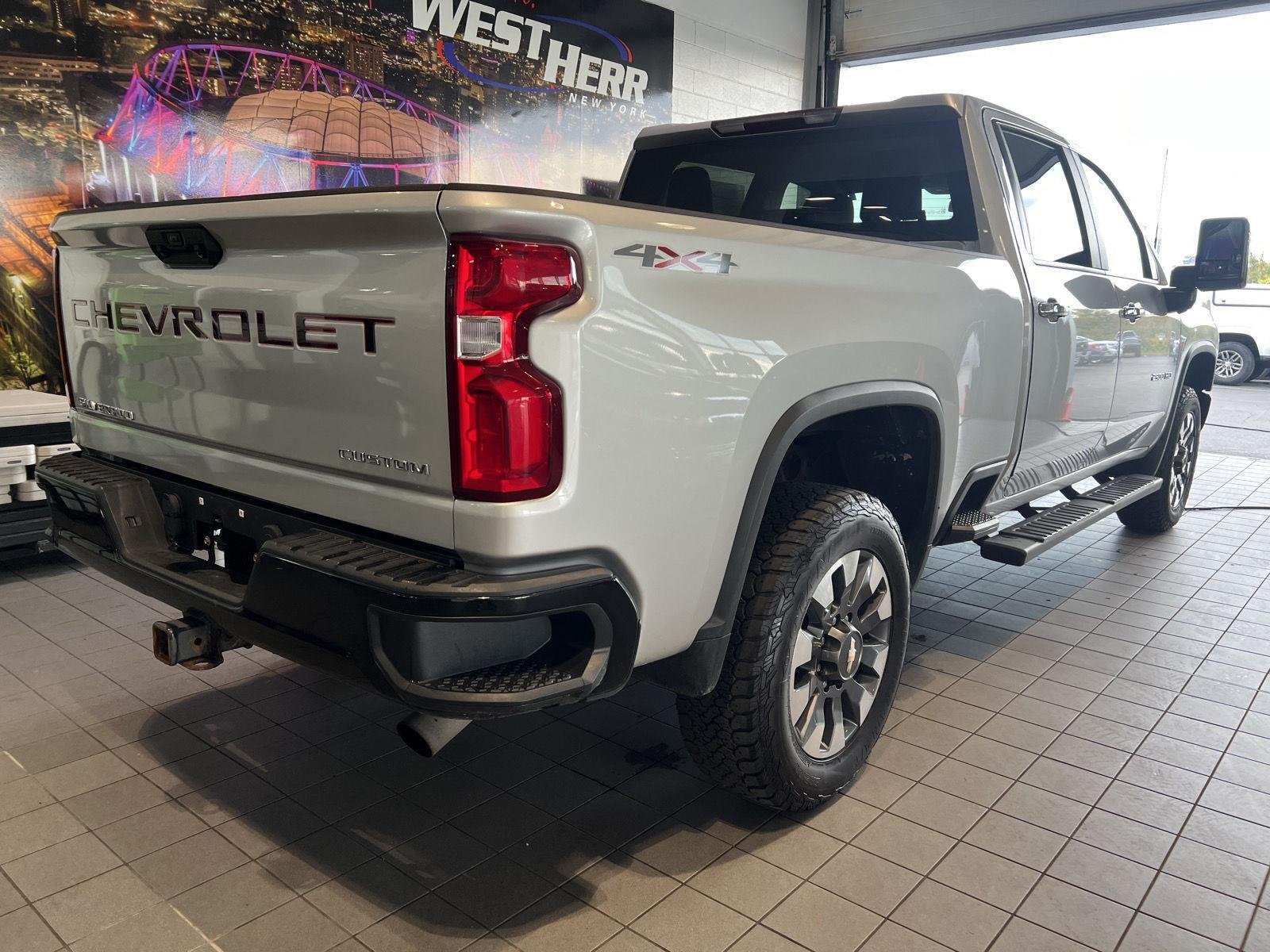 Used 2021 Silver Ice Metallic Chevrolet Custom image 6