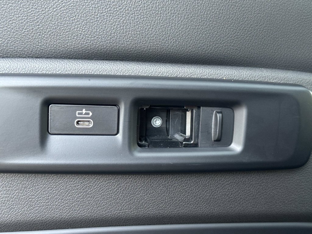 Used 2019 White Metallic BMW xDrive40i image 19