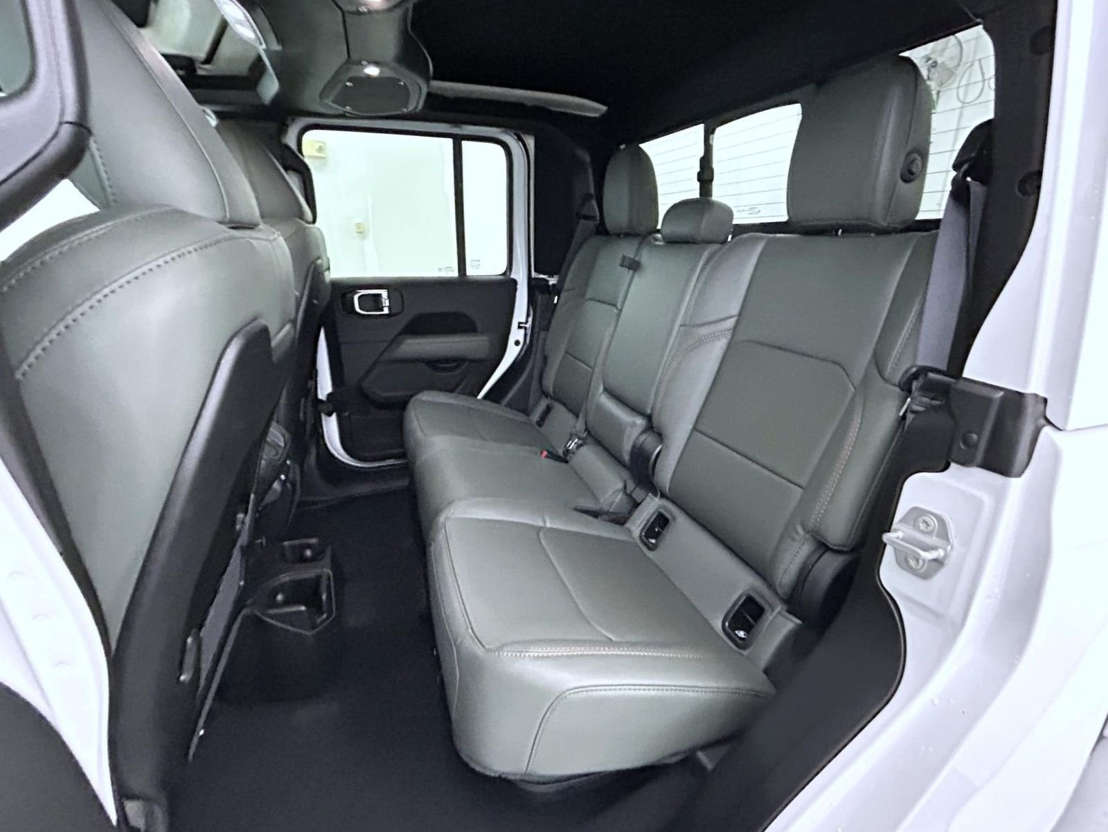 New 2026 Bright White Clear-Coat Exterior Paint Jeep Mojave X image 19