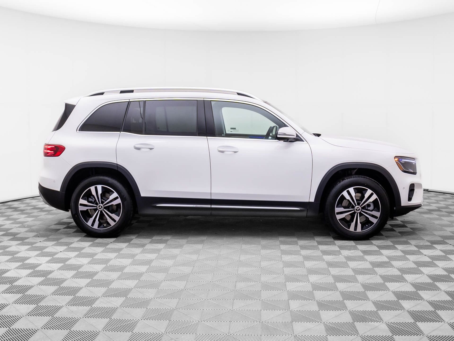 New 2026 Polar White Mercedes-Benz GLB 250 image 6