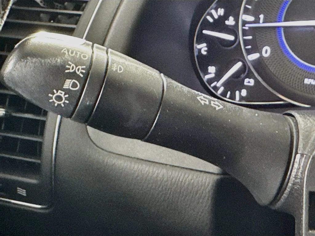 Used 2018 White INFINITI  image 13