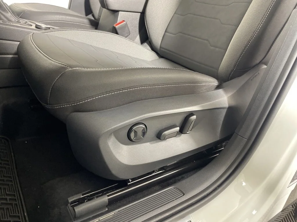 New 2026 White Volkswagen 1.5T SE Black image 11