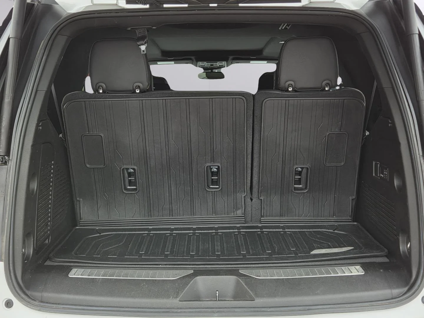 Used 2023 Summit White GMC AT4 image 29