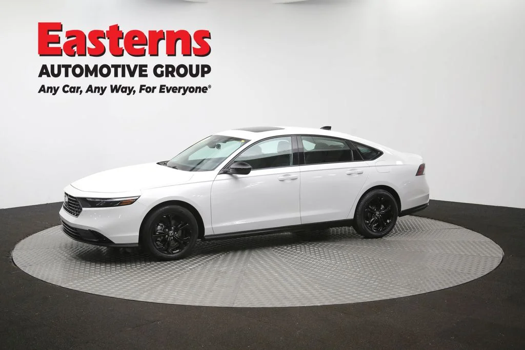 Used 2025 White Honda SE image 56