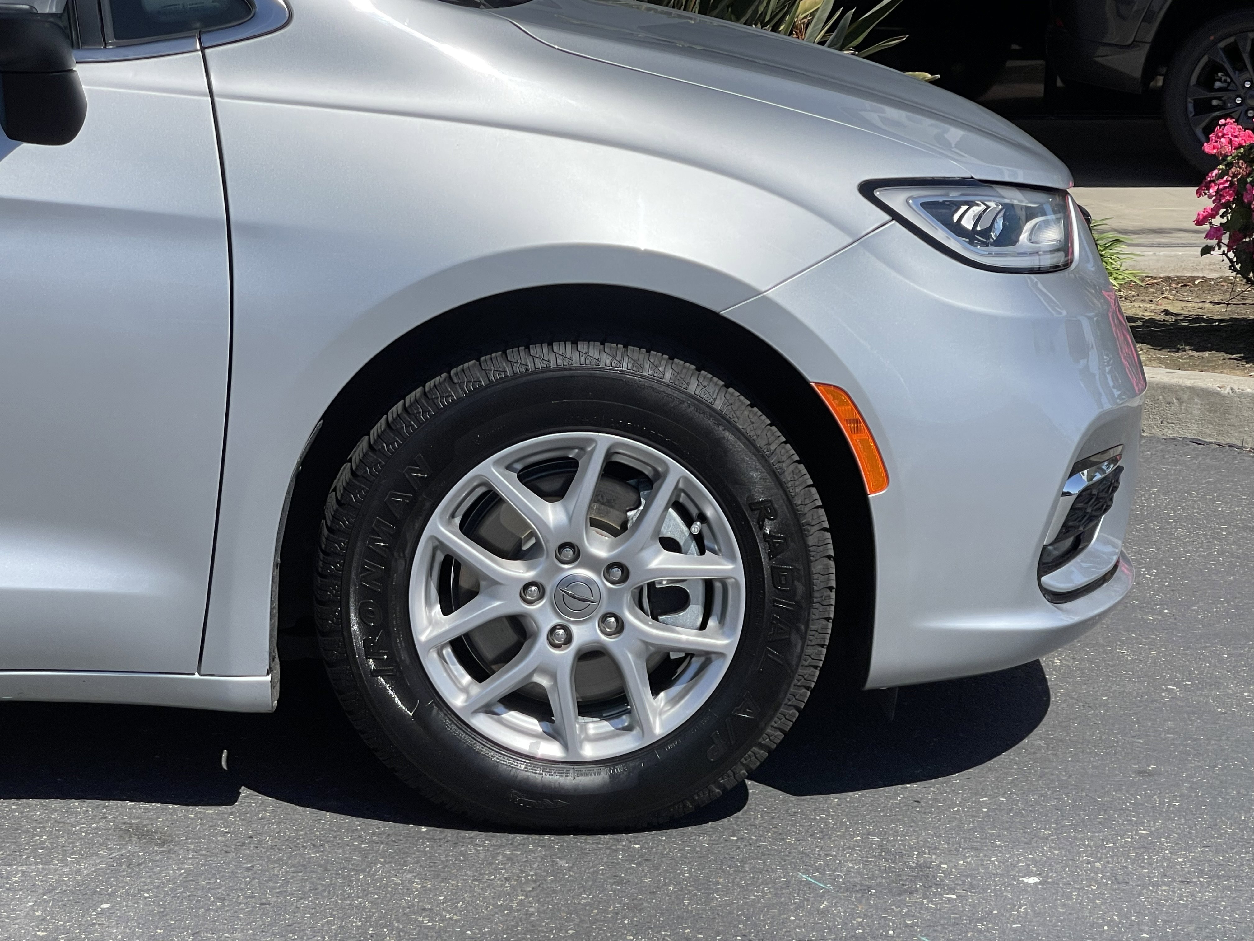 Used 2023 Silver Chrysler Touring L image 7