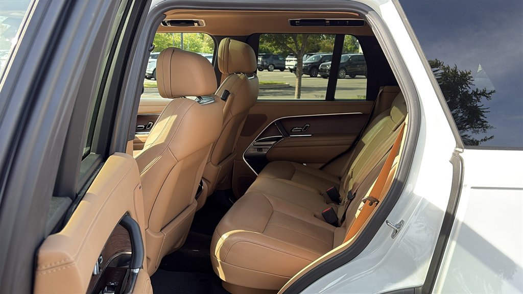 Used 2023 White Land Rover SE image 24