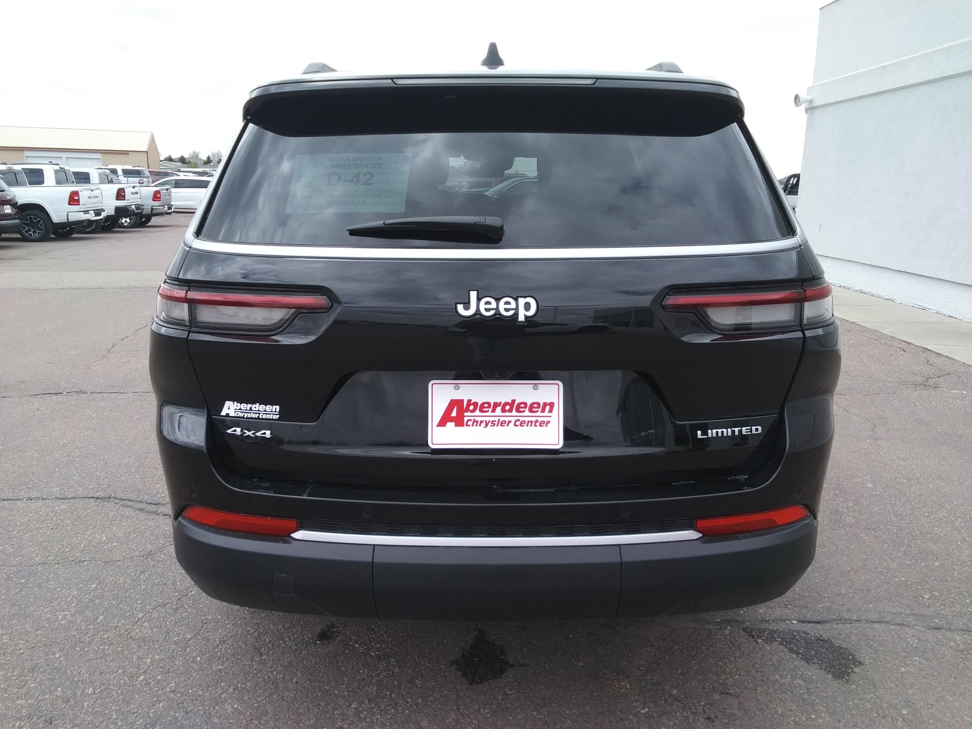 New 2026 Diamond Black Crystal Pearl-Coat Exterior Paint Jeep Limited image 6