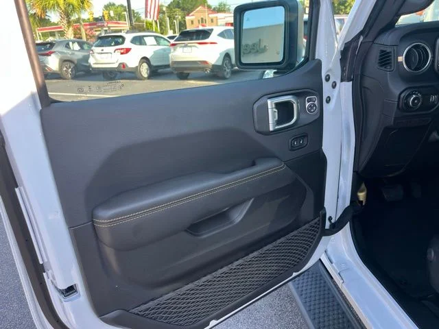 New 2026 Bright White Clear-Coat Exterior Paint Jeep Sahara image 5