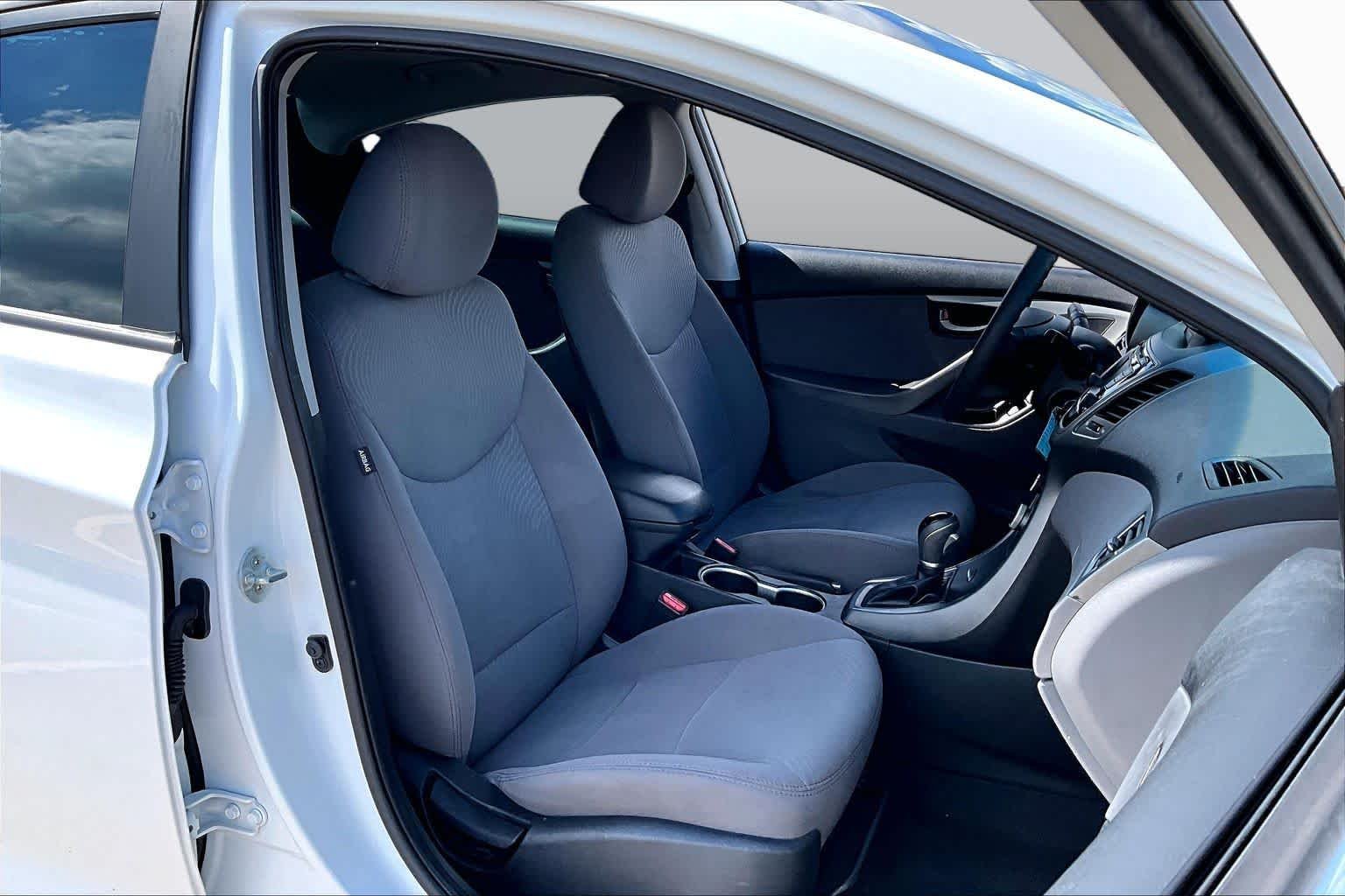 Used 2015 Quartz White Pearl Hyundai SE image 9