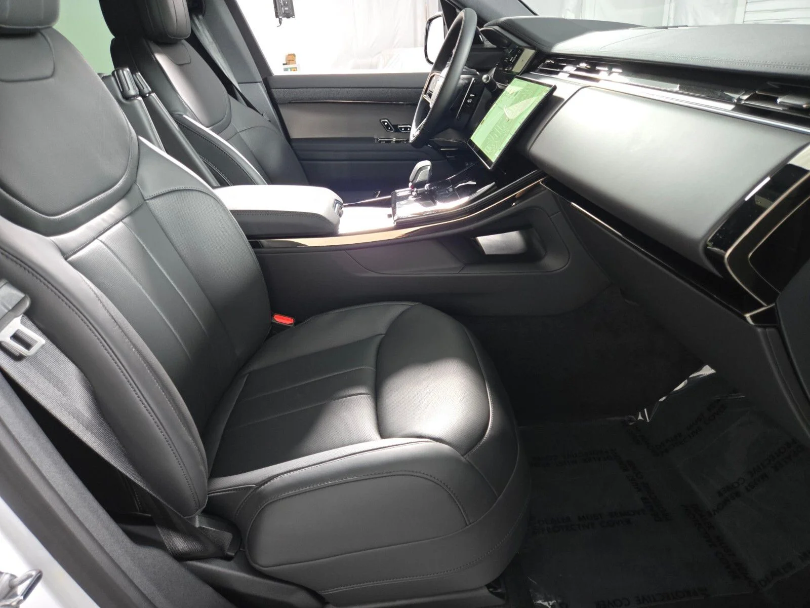 New 2026 Fuji White Land Rover Dynamic SE image 3