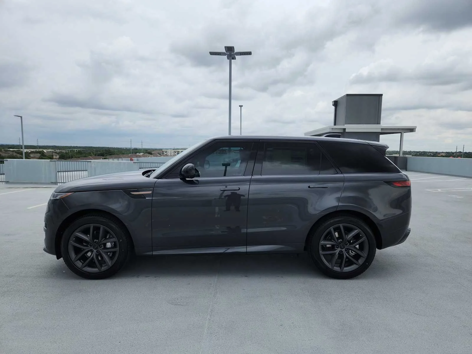 New 2026 Carpathian Grey LAND ROVER Dynamic SE image 4