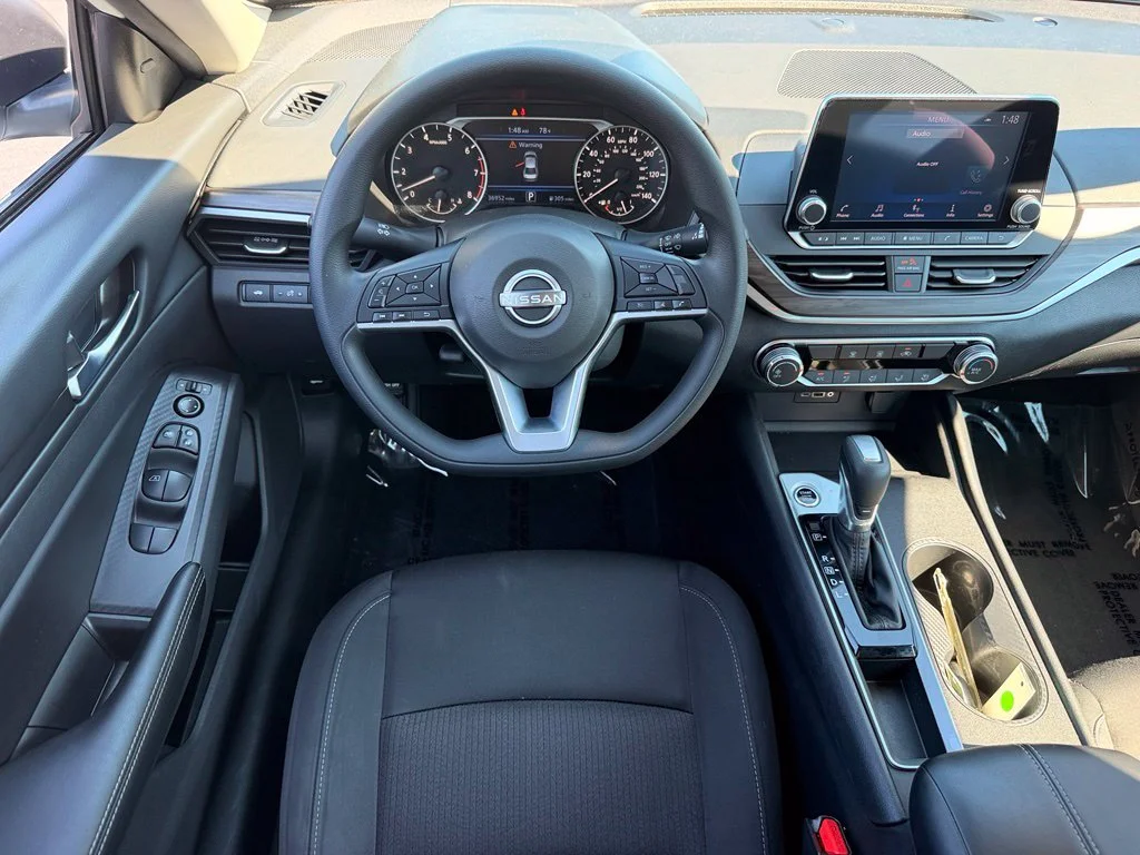 Used 2025 White Nissan 2.5 SV image 17