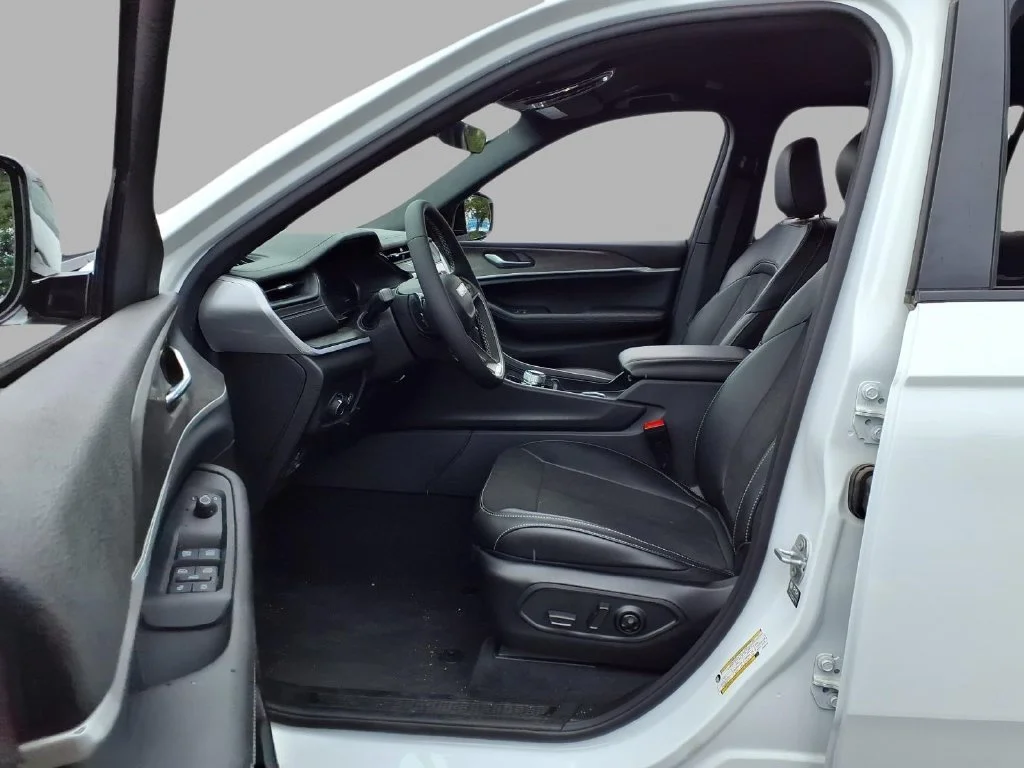 New 2026 Bright White Clear-Coat Exterior Paint Jeep Altitude image 19