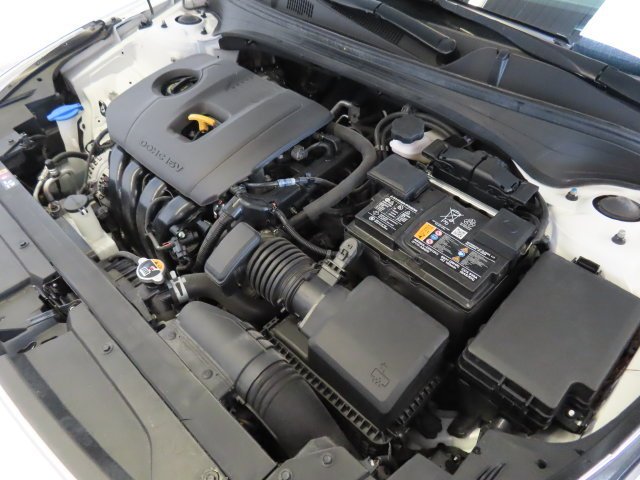 Used 2023 Snow White Pearl Kia LXS image 32