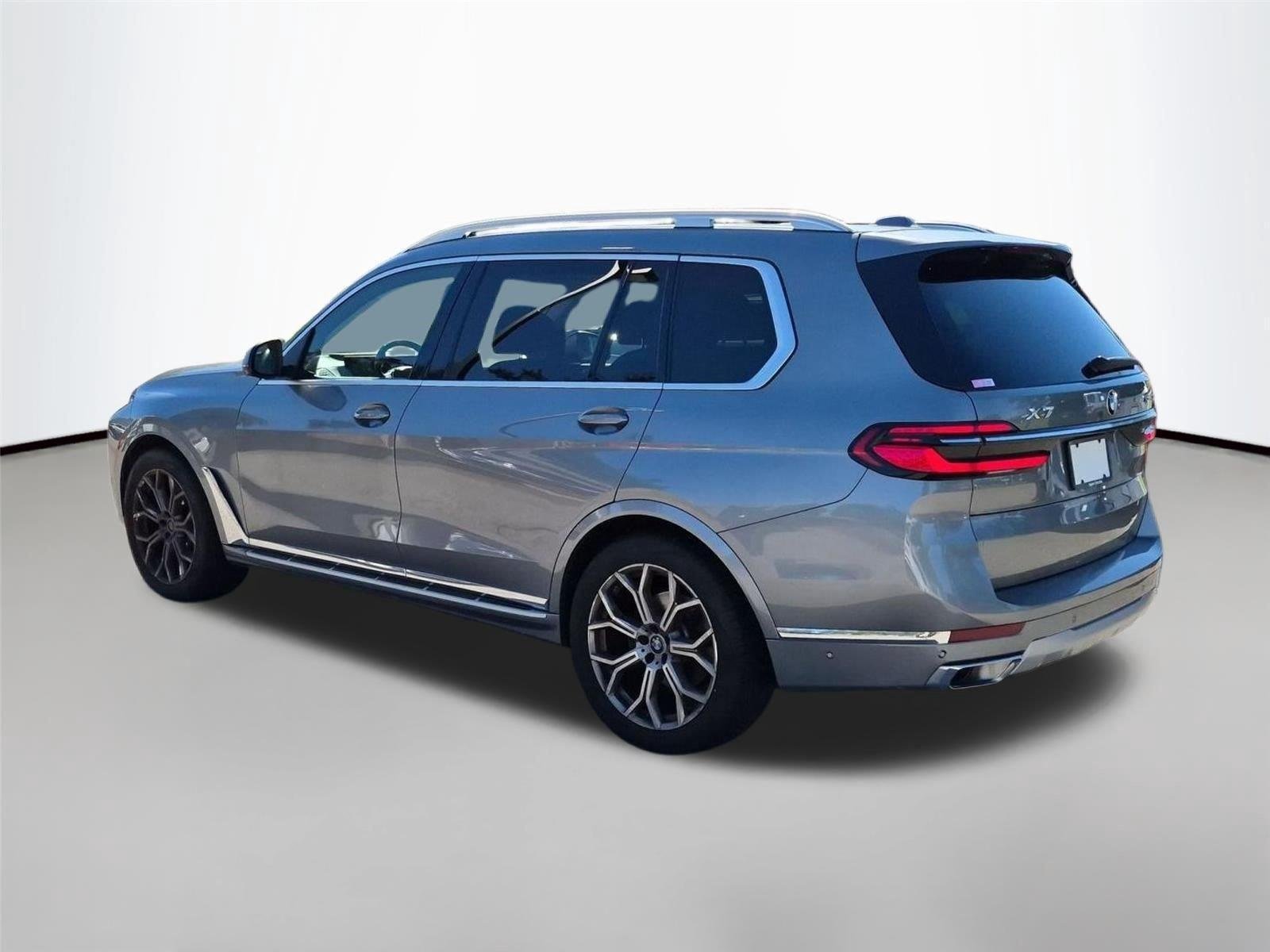 Used 2024 Skyscraper Grey Metallic BMW xDrive40i image 3