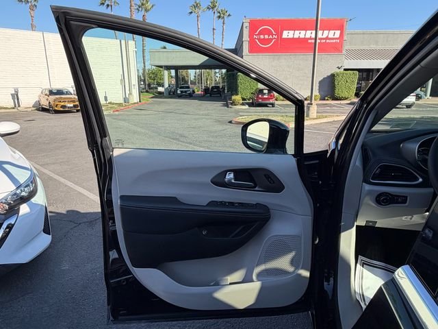 Used 2024 Black Chrysler Select image 15