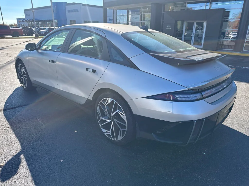 Used 2023 Gold Hyundai SEL image 4