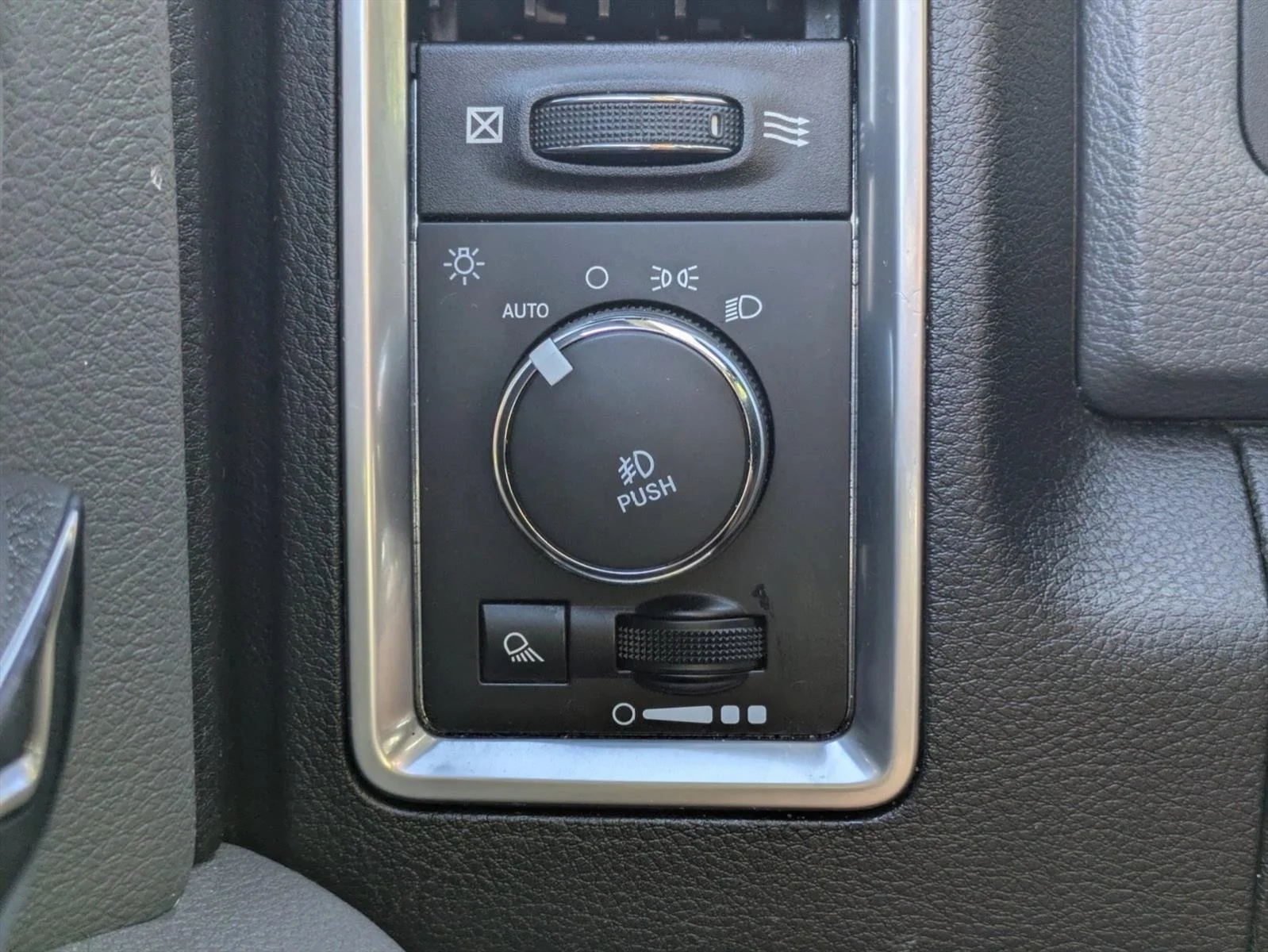 Used 2018 Granite Crystal Metallic Clearcoat Ram SLT image 12