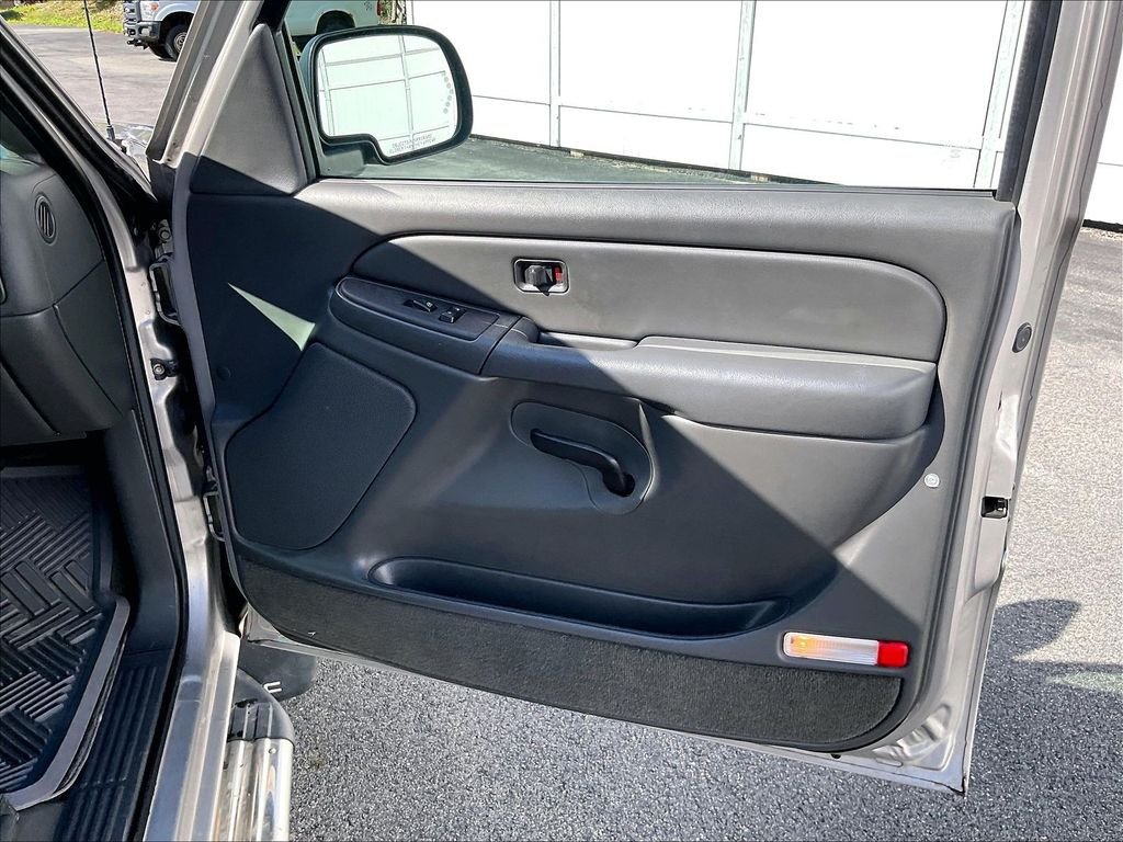 Used 2005 Silver Birch Metallic GMC SLE image 12
