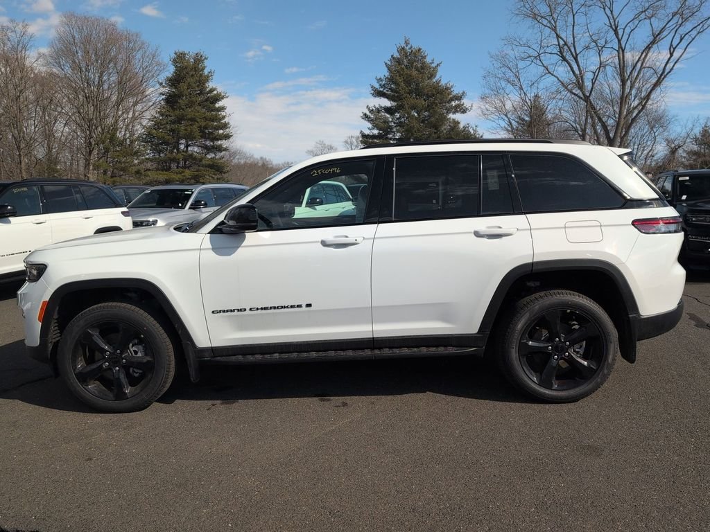 New 2025 Bright White Clear-Coat Exterior Paint Jeep Limited image 6