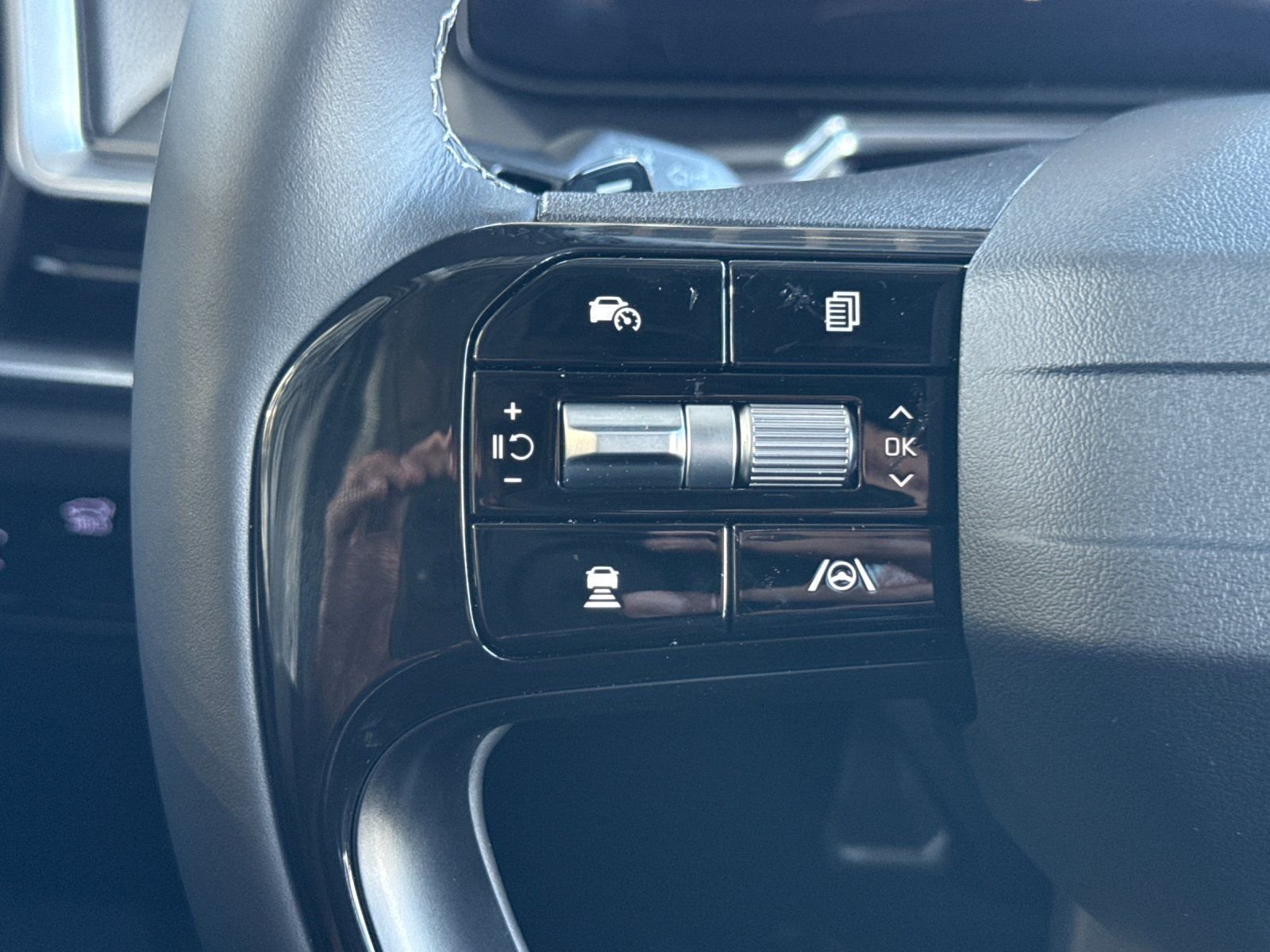 New 2026 Snow White Pearl Kia EX AWD image 29