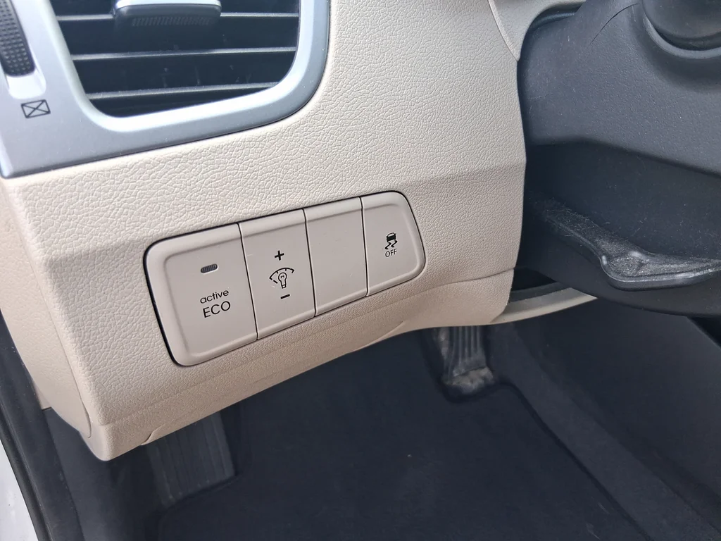 Used 2015 White Hyundai SE image 27