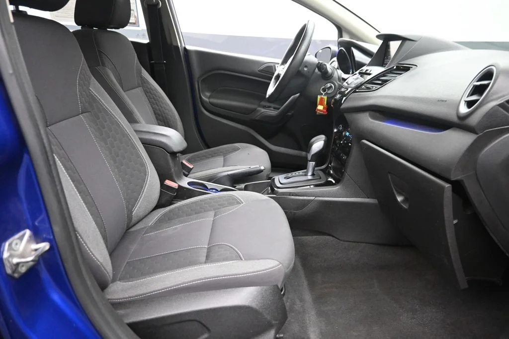 Used 2015 Blue Ford SE image 9