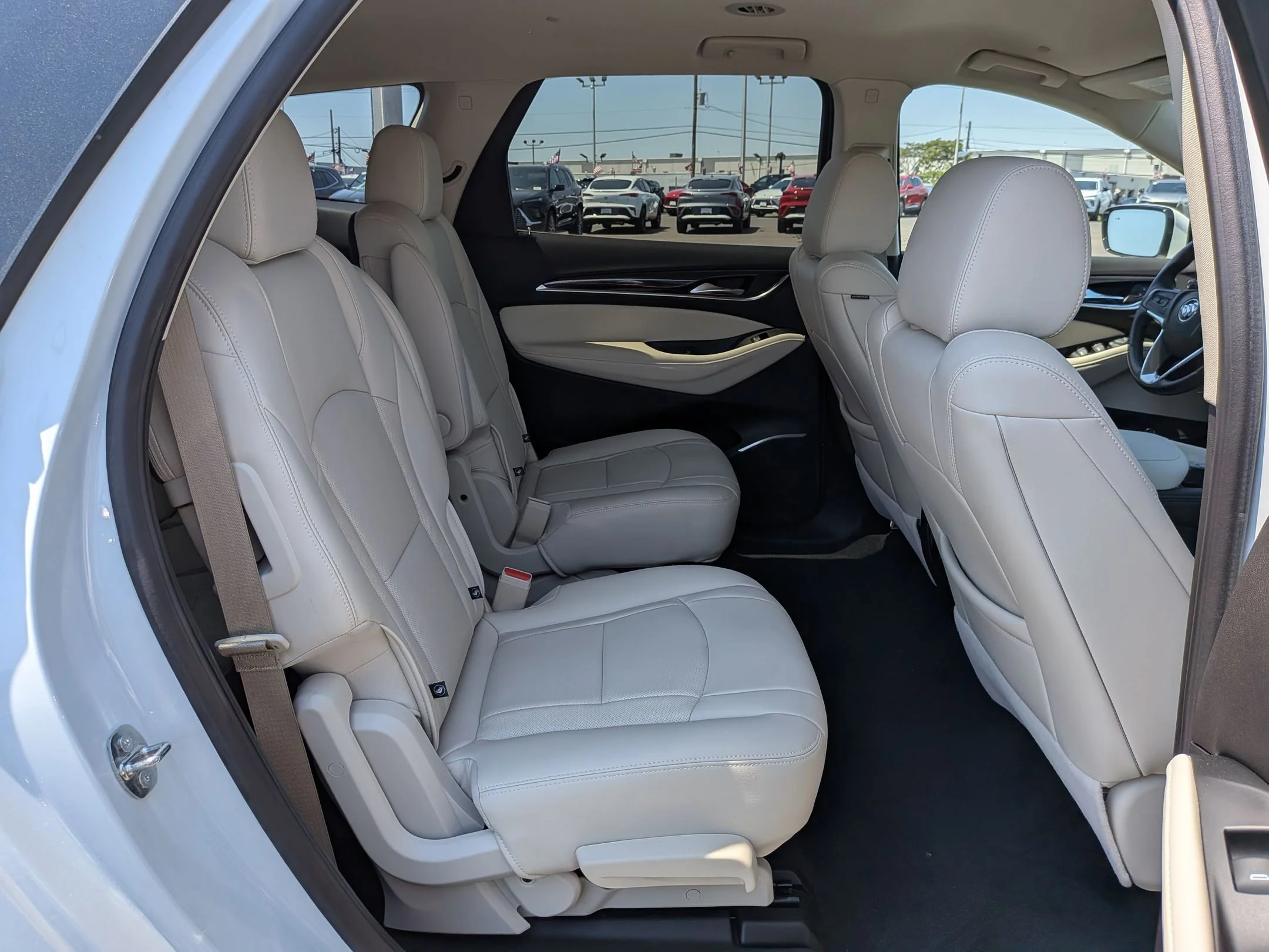 Used 2023 Summit White Buick Essence image 26