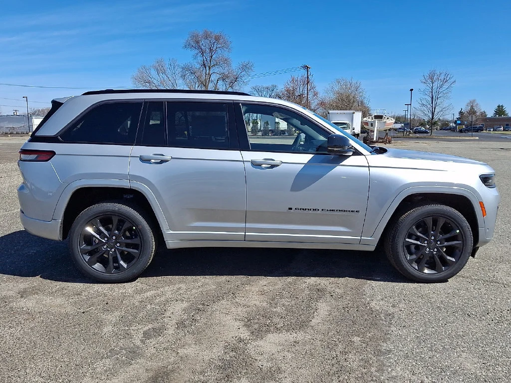 New 2026 Silver Zynith Exterior Paint Jeep Limited Reserve image 9