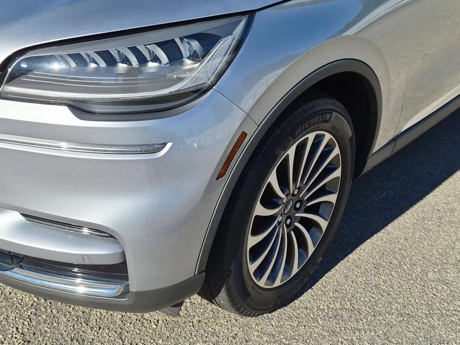 Used 2023 Silver Radiance Metallic Clearcoat Lincoln Standard image 9