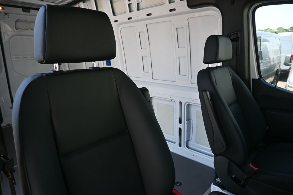 Used 2025 Arctic+White Mercedes-Benz Cargo 144 WB image 18