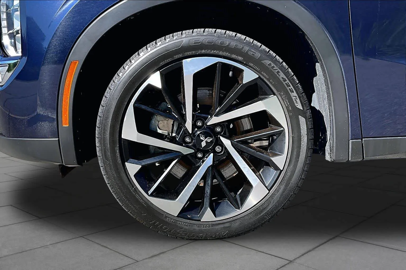 Used 2025 Cosmic Blue Metallic Mitsubishi SE image 11