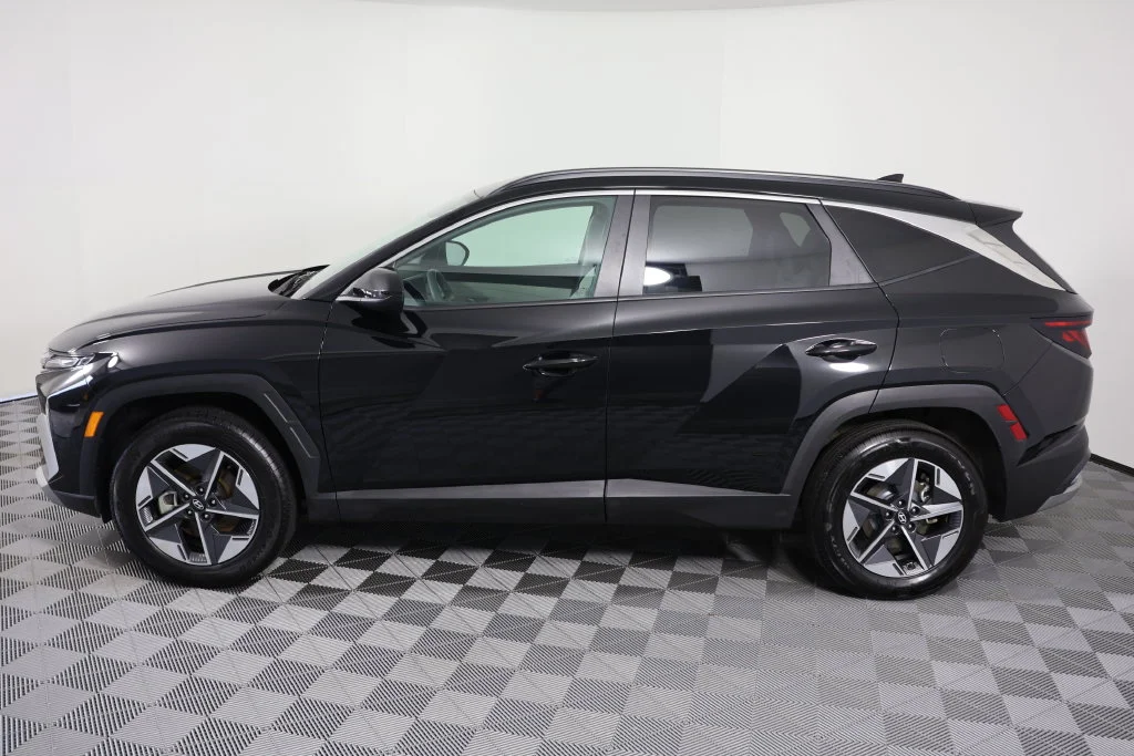 Used 2025 Phantom Black Hyundai SEL image 5