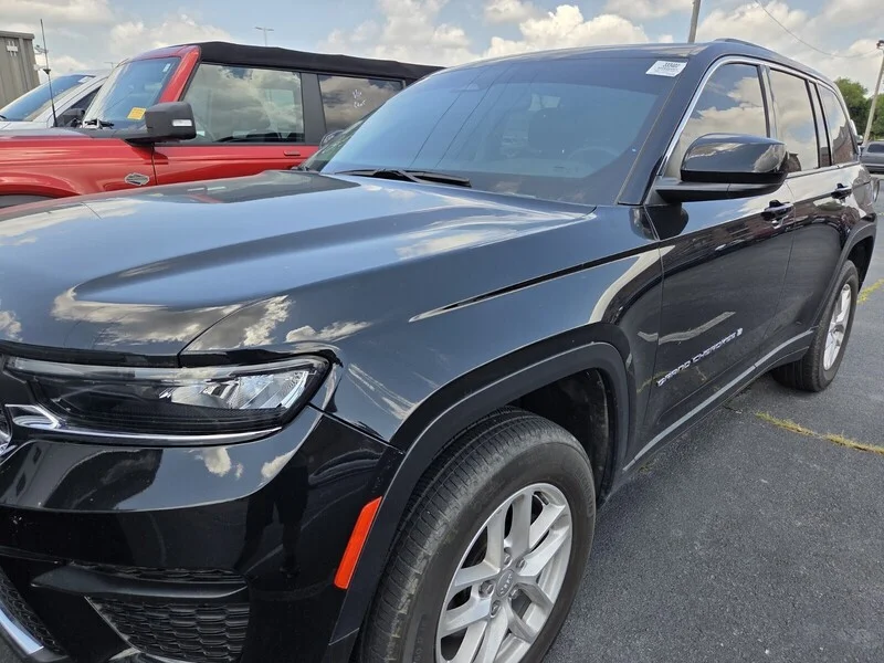Used 2023 Diamond Black JEEP LAREDO image 4