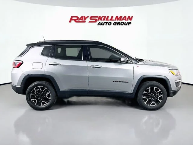 Used 2019 Silver Jeep Trailhawk image 8