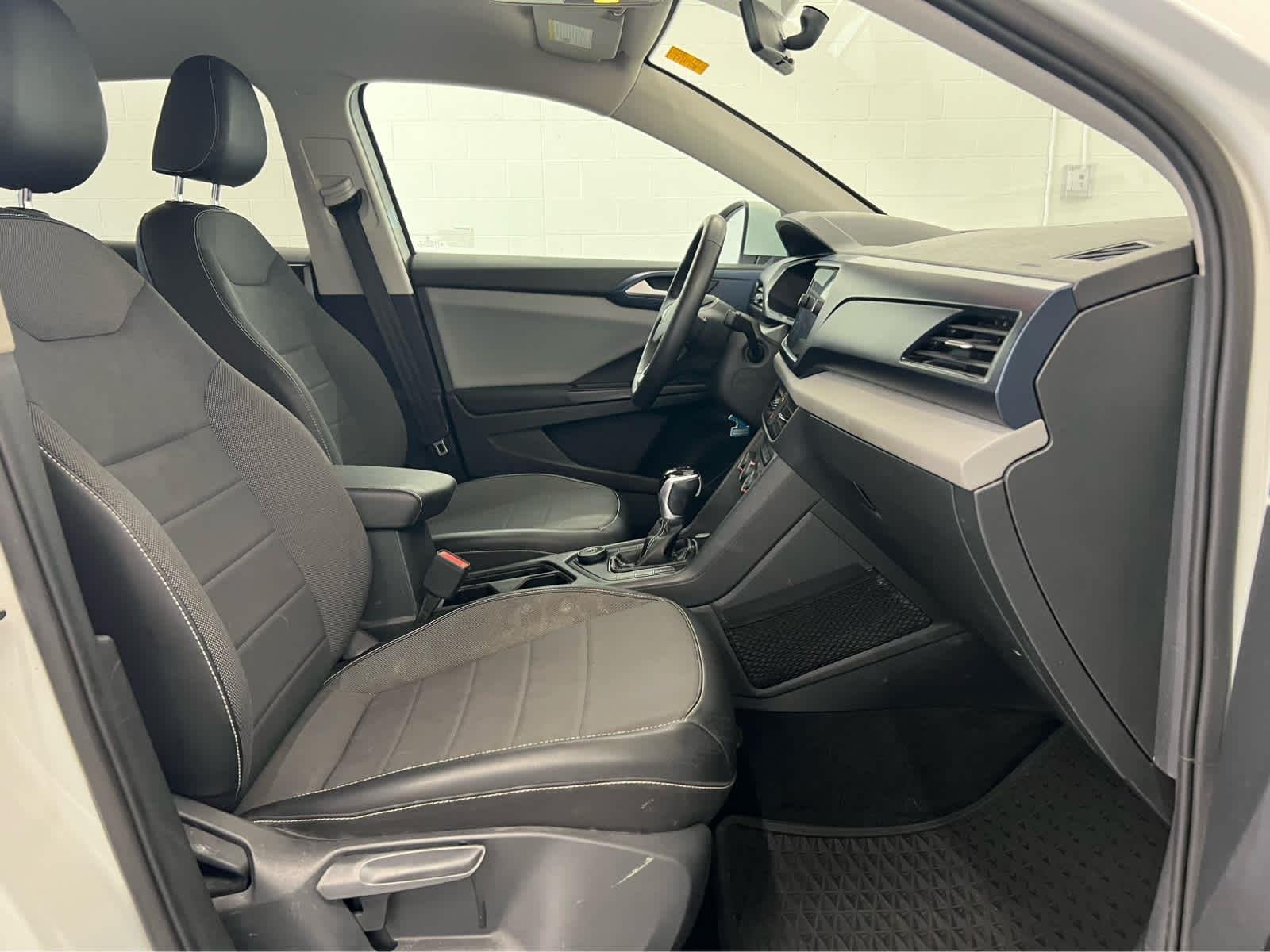 Used 2022 Pure White Volkswagen SE image 29