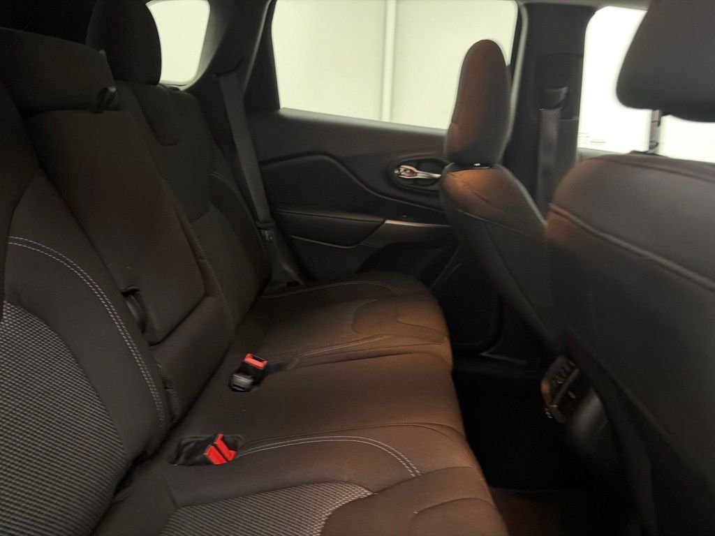 Used 2020 White Jeep Latitude image 27