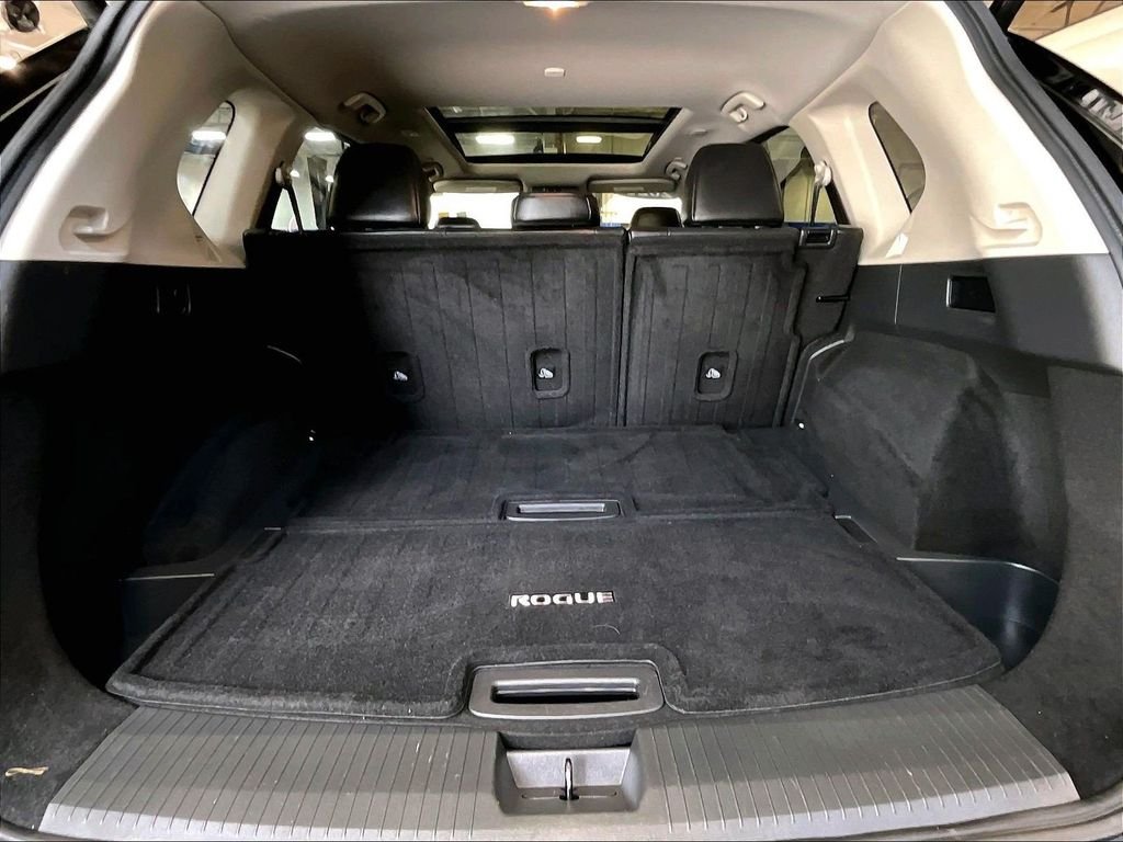Used 2023 Black Nissan Platinum image 17