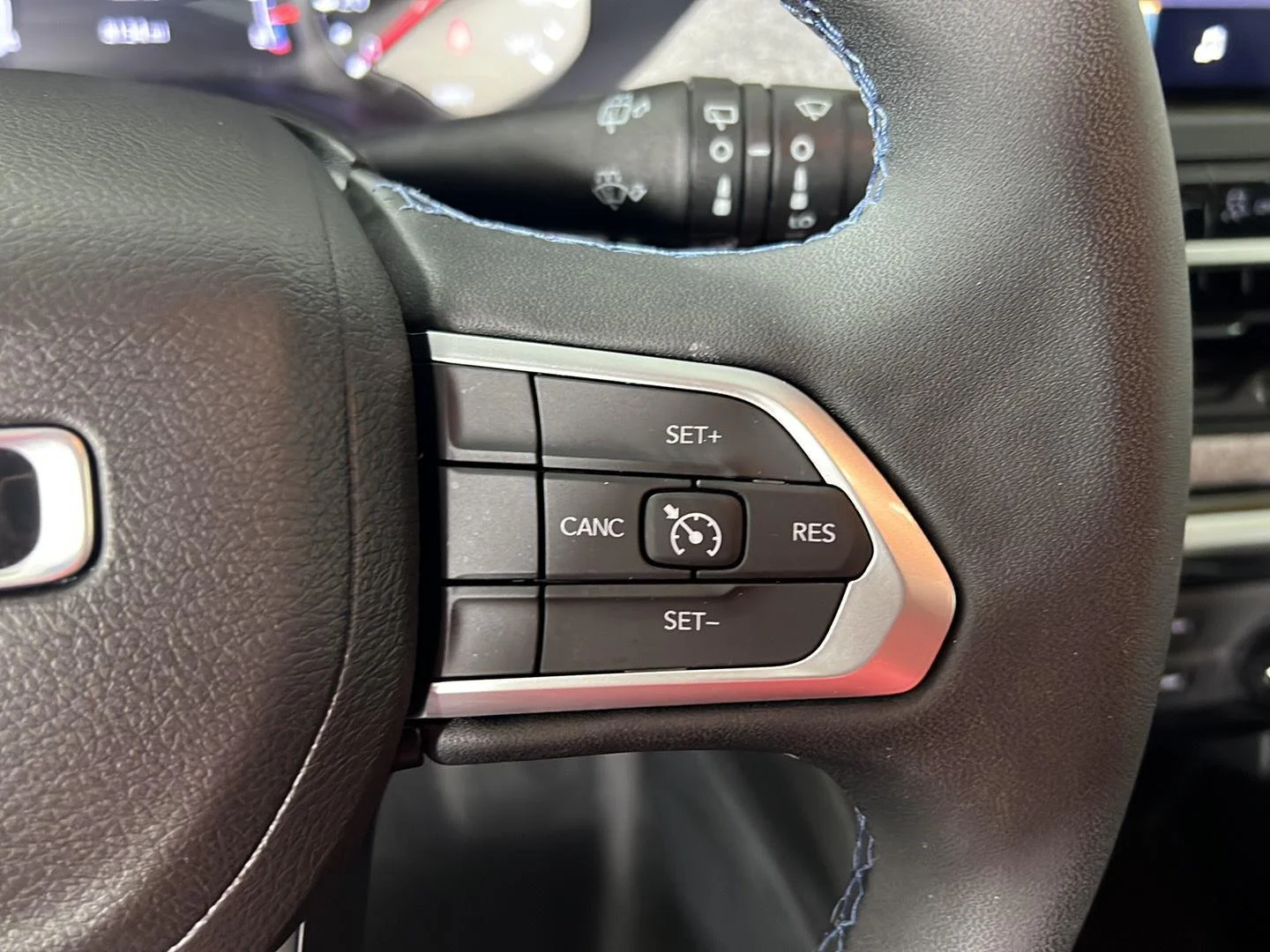 Used 2022 White Jeep Latitude image 17
