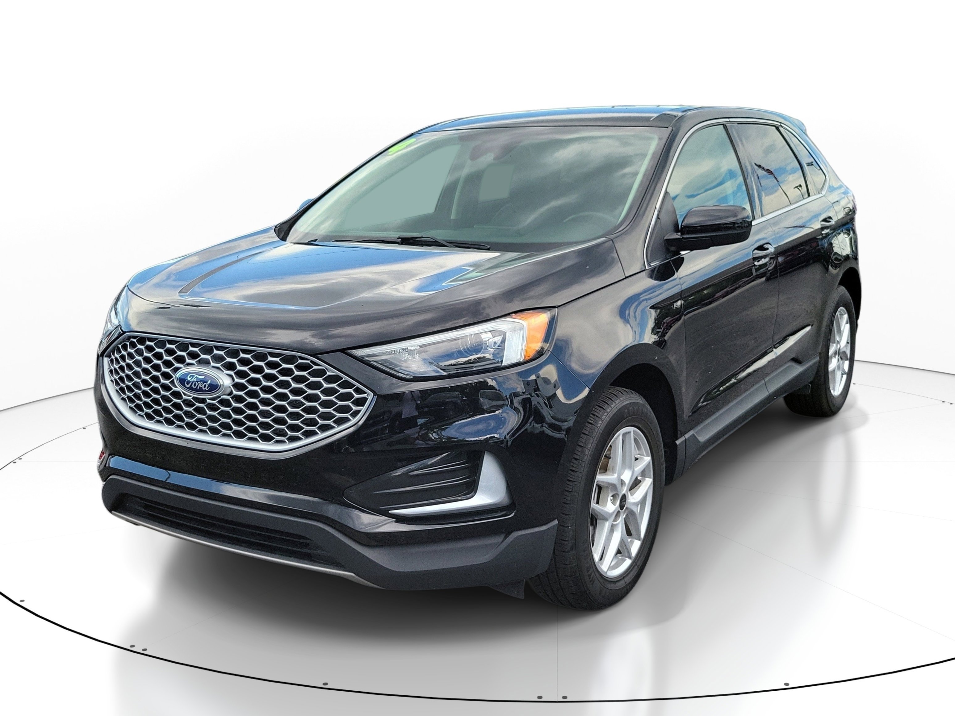Used 2024 Agate Black Metallic Ford SEL image 4