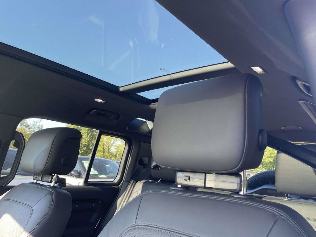 New 2026 Santorini Black Metallic Land Rover X-Dynamic SE image 10