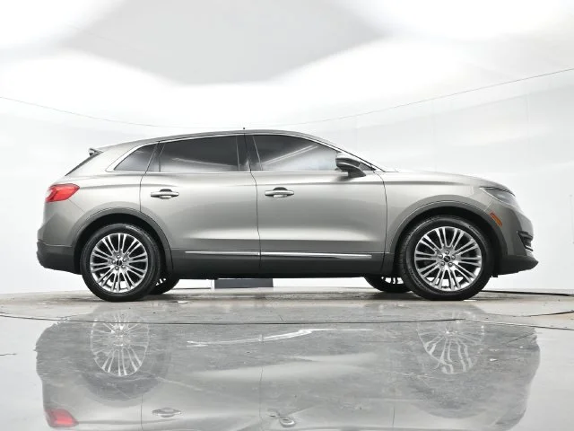 Used 2016 Luxe Metallic Lincoln Reserve image 33