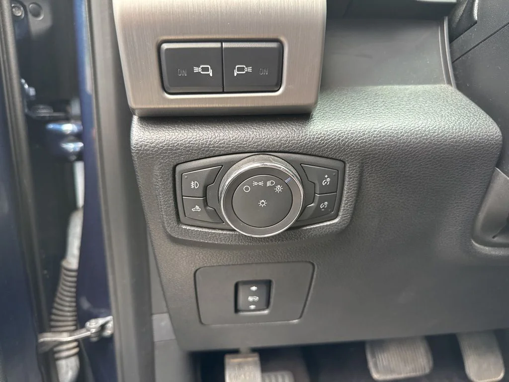 Used 2016 Blue Ford Platinum image 9